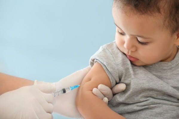 O estado deu início da vacinação contra a Covid-19 para bebês de seis meses e crianças de até dois anos que têm doenças pré-existentes