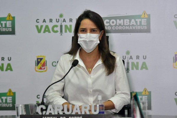 Raquel Lyra (PSDB) apresenta sintomas leves e está sendo monitorada em tratamento domiciliar, afirma assessoria.