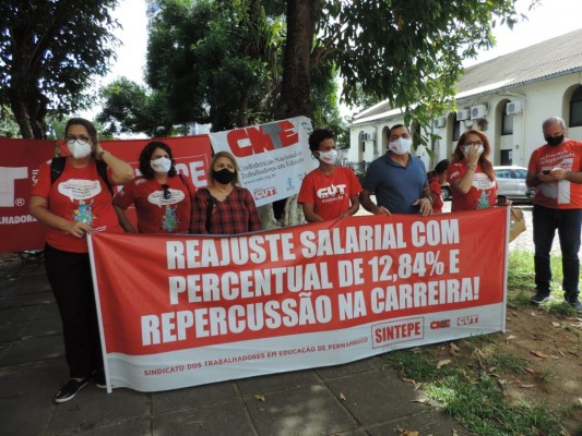 Além de professores, são servidores da educação em Pernambuco assistentes administrativos e analistas educacionais participam do protesto