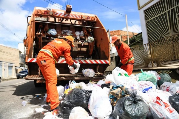 Acesso à coleta de lixo e rede de esgoto cresce no Brasil entre 2016 e 2022