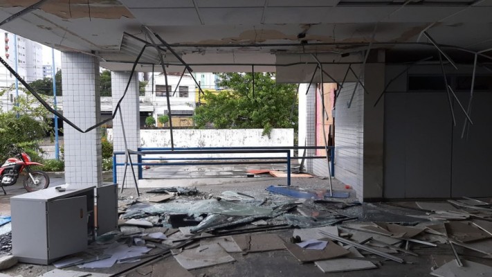 No local, os assaltantes destruíram móveis, portas, vidros e outros equipamentos, além disso, roubaram fios de cobre