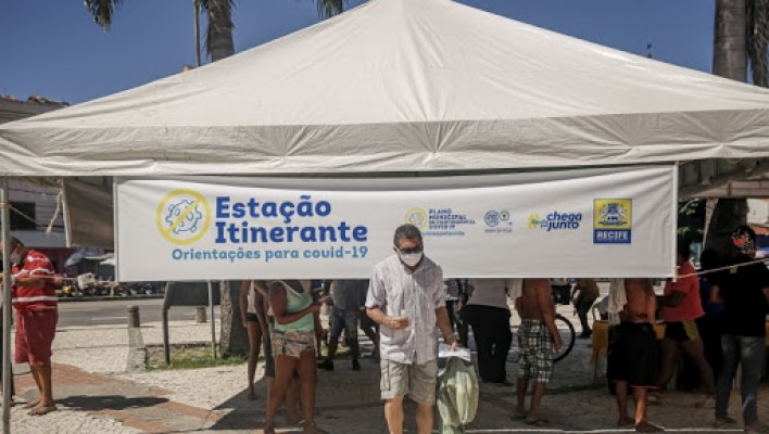 A Prefeitura do Recife também vai continuar distribuindo máscaras e levando informações em visitas às casas de pessoas dos grupos de risco da covid-19