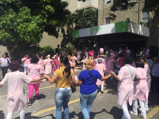 Um grupo de voluntários do HCP realiza nesta manhã uma panfletagem e distribuem laços rosas para chamar a atenção das pessoas