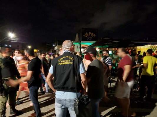 O bar está localizado no Cordeiro na zona oeste e foi interditado por descumprimento do plano de convivência com a covid-19 em Pernambuco