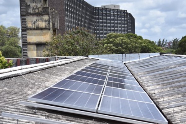 Com a instalação de uma usina fotovoltaica na coberta do prédio da Reitoria, a Universidade visa obter aproximadamente 890 mil Kw e proporcionar uma economia anual estimada em R$ 370 mil