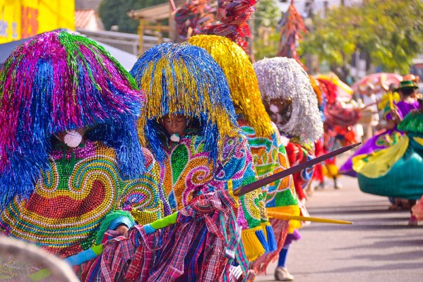 Desfiles acontecem no domingo, segunda e terça de Carnaval