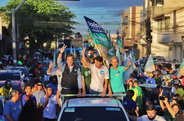 O liberal estava acompanhado do candidato ao senado federal Gilson Machado Neto (PL), e comemorou a mobilização popular nos atos realizados