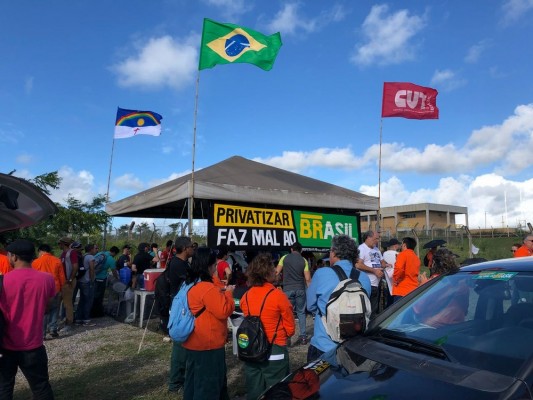 A paralisação por tempo indeterminado foi motivada depois de demissões na Fábrica de Fertilizantes Nitrogenados do Paraná (Fafen), atingindo mais de mil famílias