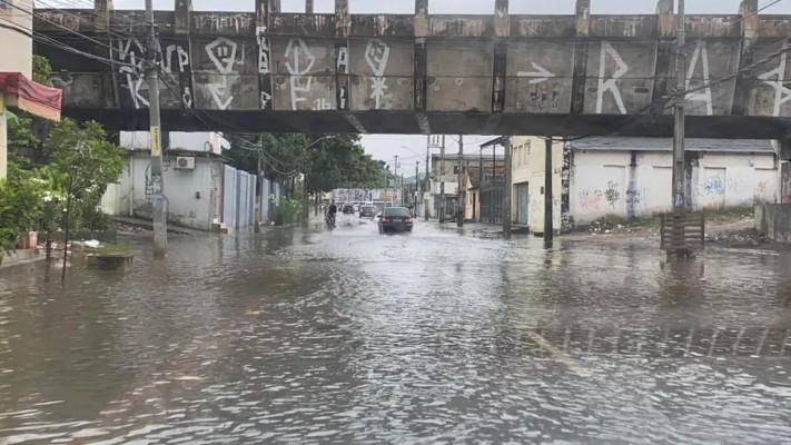 Pontos de alagamento e transtornos foram registrados em toda a Região Metropolitana do Recife, além de rajadas de vento que atingiram até 75 km/h