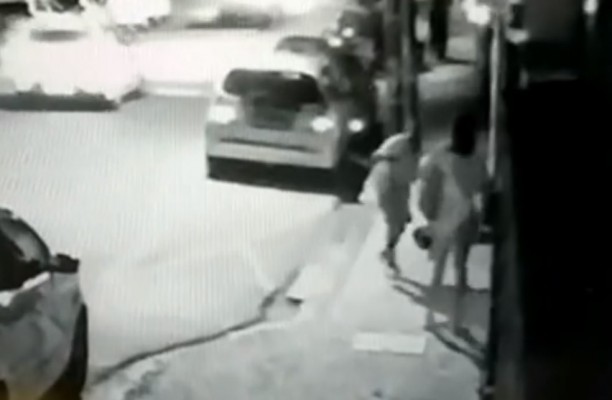 No vídeo, é possível observar que o homem faz um disparo com a arma de fogo para o alto no momento em que as aborda duas mulheres. O homem fugiu com o carro logo após roubar as bolsas das vítimas