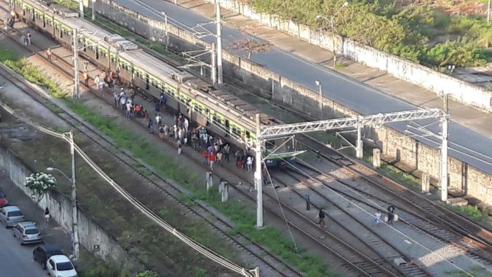 Segundo a CBTU, o atraso se deu porque os trens estavam circulando em uma única linha, em não em duas como de costume, entre as estações Recife e Imbiribeira