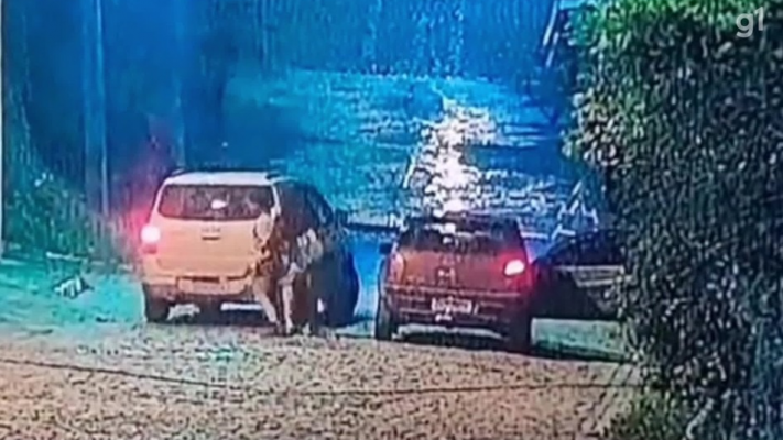 Segundo as imagens, o motorista do carro passa mais de uma vez por cima do corpo da vítima