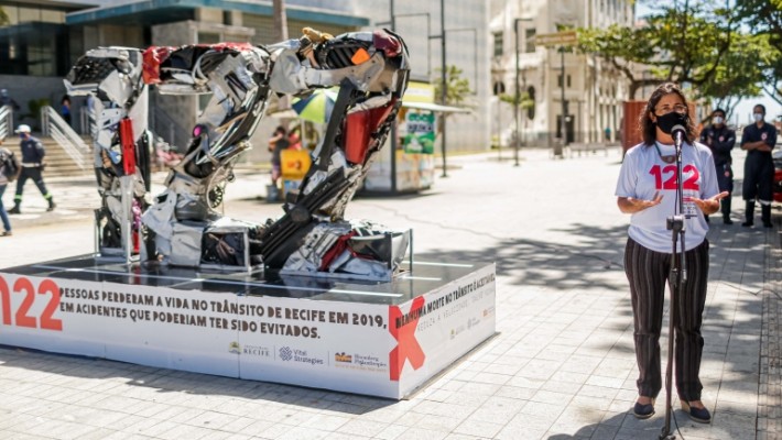 Em parceria com a Iniciativa Bloomberg de Segurança Viária Global, PCR monta uma escultura na Zona Sul com o número de óbitos no trânsito da cidade em 2019, 122