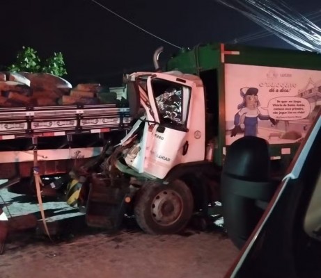 O veículo que a vítima dirigia prestava serviço de coleta de lixo para a prefeitura da cidade.