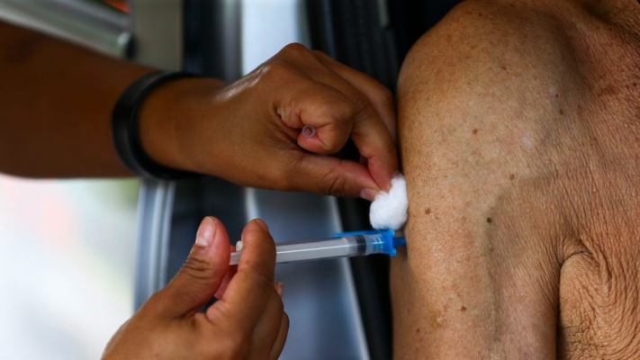 A vacina foi aprovada pela Anvisa para uso em adultos com 60 anos de idade ou mais