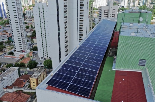 Geração de energia solar têm sido a solução ideal para economizar e ao mesmo tempo ter mais sustentabilidade.