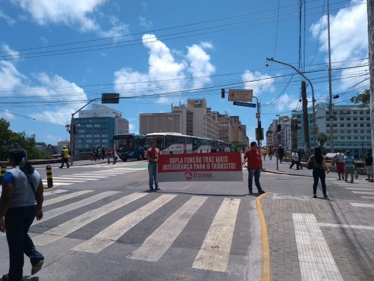 Os veículos ficaram estacionados nas pontes Princesa Izabel, Duarte Coelho e na Rua da Aurora