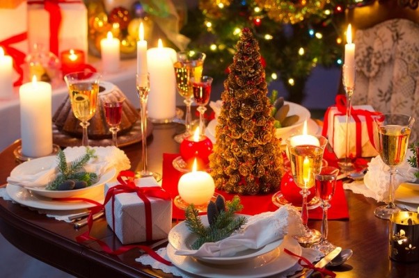 O documento afirma que a forma mais segura de passar o Natal e o Réveillon é ficar em casa. Receber convidados ou celebrar esses eventos em outro local, pode nos expor a diferentes níveis de contágio