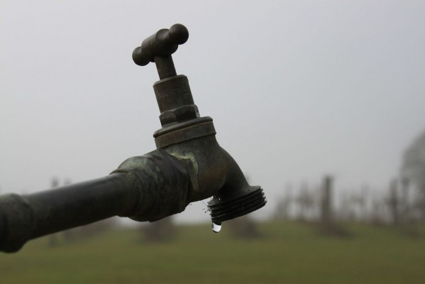 Assim, está suspenso o fornecimento de água em mais de 60 localidades do Grande Recife