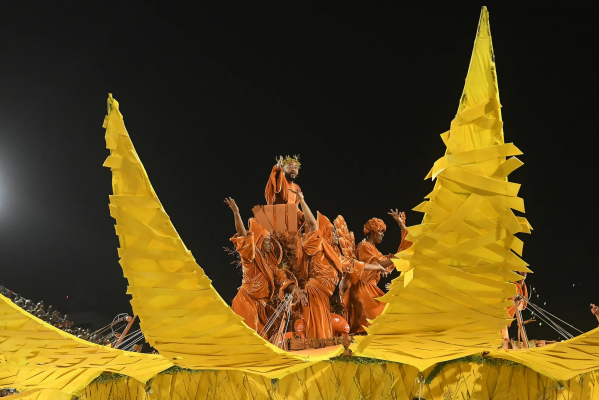 A hexacampeã da elite do carnaval do Rio trouxe na comissão de frente referências ao filho do homenageado, Severino Vitalino, e ao presépio nordestino criado por ele