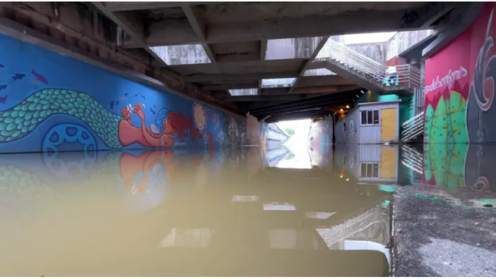 No último sábado, o Túnel da Abolição precisou ser interditado devido às inundações