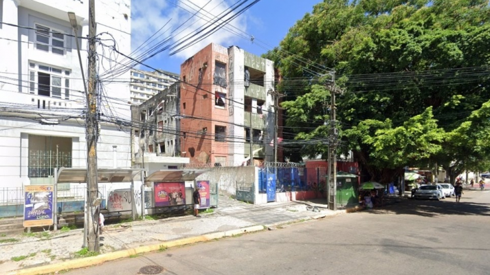 O edifício estava atualmente ocupado por famílias do Movimento dos Trabalhadores Sem-Teto de Pernambuco