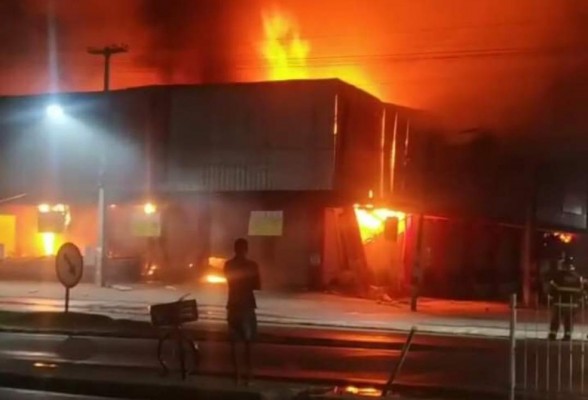 De acordo com o corpo de bombeiros, as chamas no supermercado Leve Mais começaram na noite da quinta-feira