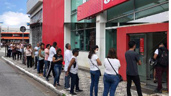 A manifestação aconteceu em frente a uma agência bancária, localizada na Avenida Conde da Boa Vista