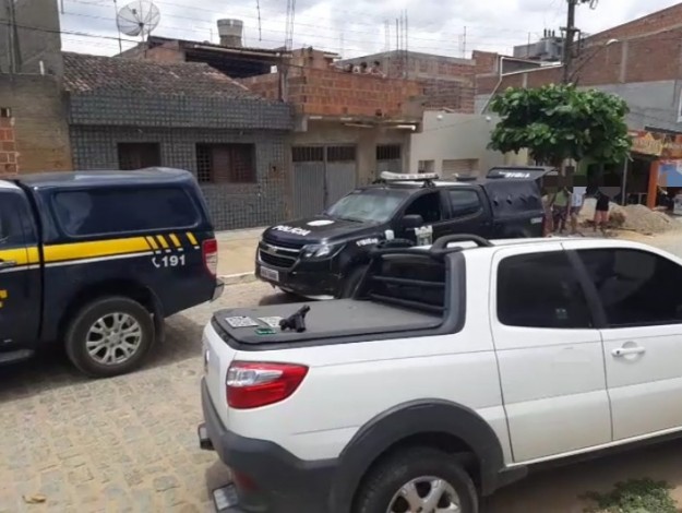 Homem pula de veículo em movimento para tentar fugir da polícia em Caruaru