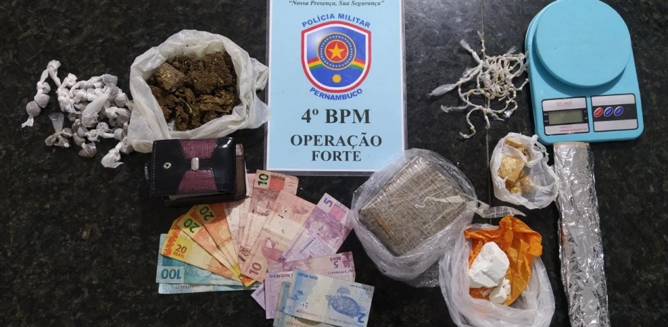 Policiais da Operação Forte prendem três homens por tráfico de drogas em Caruaru