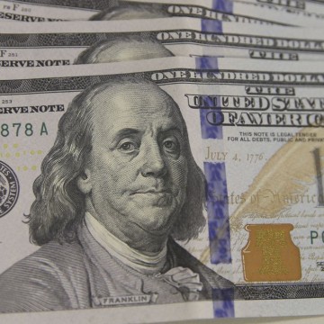 Dólar cai para R$ 5,24 após ajuda a bancos estrangeiros