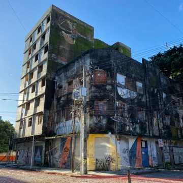 Prédio no Recife corre risco de desabar. Obras de demolição começam na segunda-feira (13)