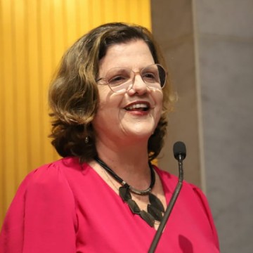 Teresa Leitão aborda direito de pessoas com deficiência em guia