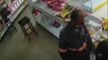Homem vestido de gari realiza assalto em farmácia de Lajedo