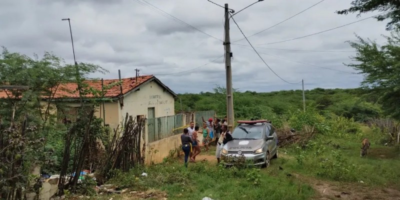 A vítima, identificada como Adrieny Gonçalves dos Santos foi encontrada próximo a uma escola municipal desativada conhecida por ser ponto de droga