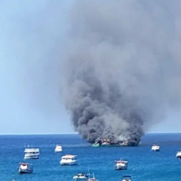 Seis tripulantes que estavam em navio de carga que pegou fogo em Fernando de Noronha passam bem