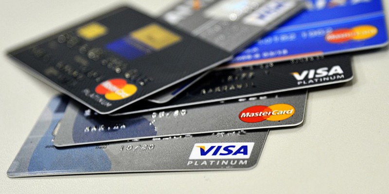Cartão de crédito rotativo tem, em junho, juros de 437,3% ao ano