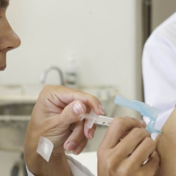 No Recife, Idosos e profissionais de saúde começam a ser vacinados contra a gripe