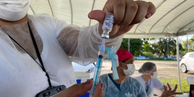 As vacinações contra a covid-19 costumam ser realizadas entre 7h30 e 18h30 nos centros e drive-thru com hora marcada