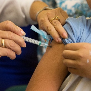 Mais de 122 mil crianças pernambucanas precisam tomar dose extra contra a pólio até esta sexta-feira (13)