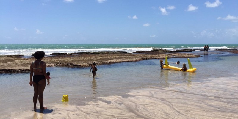 Em praias como Barra de Jangada, em Jaboatão, praticamente ninguém se aventura a tomar banho nas águas