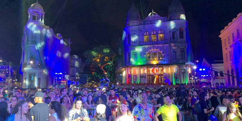 De acordo com dados divulgados pela Prefeitura do Recife, a festa de momo do município recebeu, ao todo 3,4 milhões de foliões, nos 49 polos da cidade