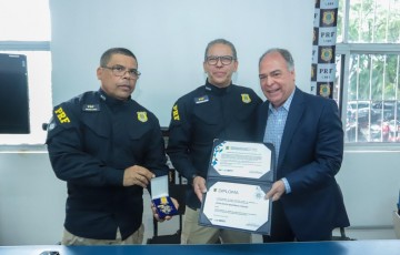 PRF condecora Fernando Bezerra Coelho com Medalha Washington Luis