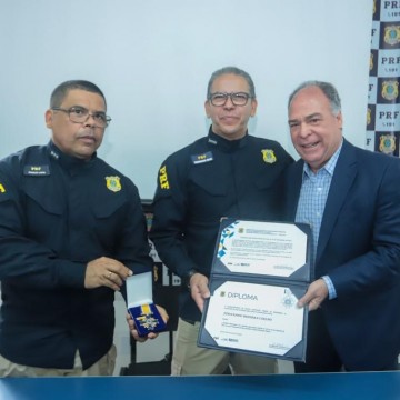 PRF condecora Fernando Bezerra Coelho com Medalha Washington Luis