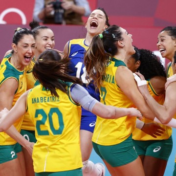 Jogos: Brasil bate Coreia do Sul e pega EUA na final do vôlei feminino