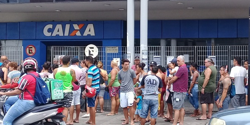 Em Camaragibe e Jaboatão dos Guararapes muitas pessoas são vistas em frente às agências bancárias da Caixa Econômica