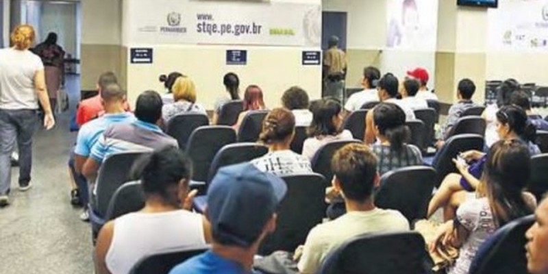 Segundo o IBGE, 13,4% da população terminou 2023 em desocupação, maior taxa do país.