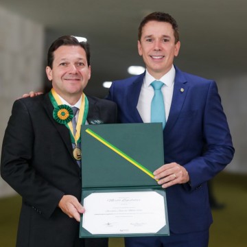 Geraldo Júlio recebe a maior condecoração da Câmara dos Deputados