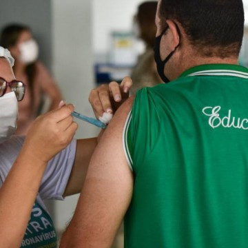 Caruaru inicia pré-cadastramento pra vacinar trabalhadores da educação acima de 18 anos 