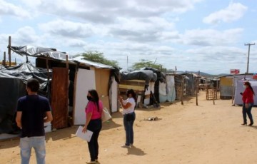 Famílias que estavam na ocupação próxima à Feira de Gado recebem assistência da prefeitura em Santa Cruz do Capibaribe